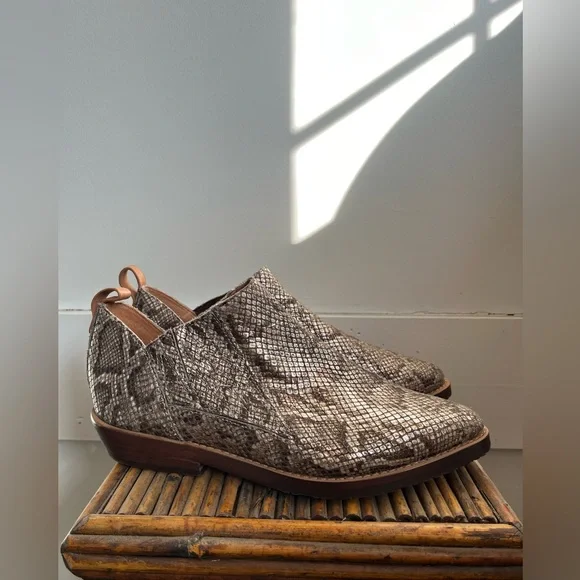 Gentle Souls Snakeskin Embossed Leather Bootie Size 6 New - Picture 10 of 11